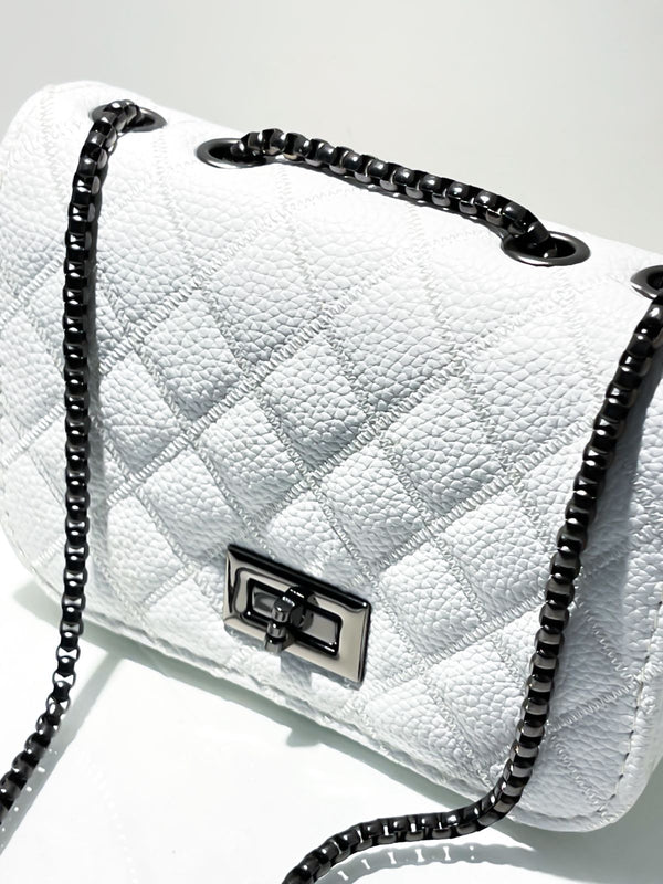 Bolsa Média em Couro Sintético com Alça de Corrente